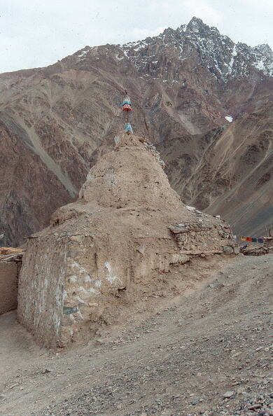 Four Sculpture Chörten before restauration. © Christian Luczanits 2000, WHAV Mangyu CL00 66,33.jpg